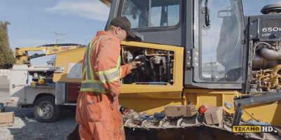 Gif of a pro-mechanic installing the second hydraulic filter on a John Deere dozer